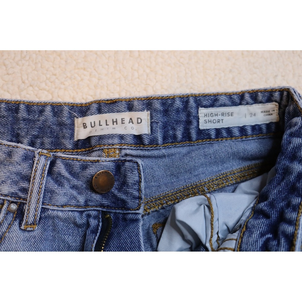 Bullhead Denim Co Womens High Rise Distressed Cuffed Denim Shorts Light Wash 24 - Picture 3 of 4